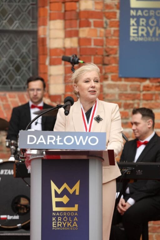 Kobieta przemawia na podium w Darłowie, Nagroda Króla Eryka