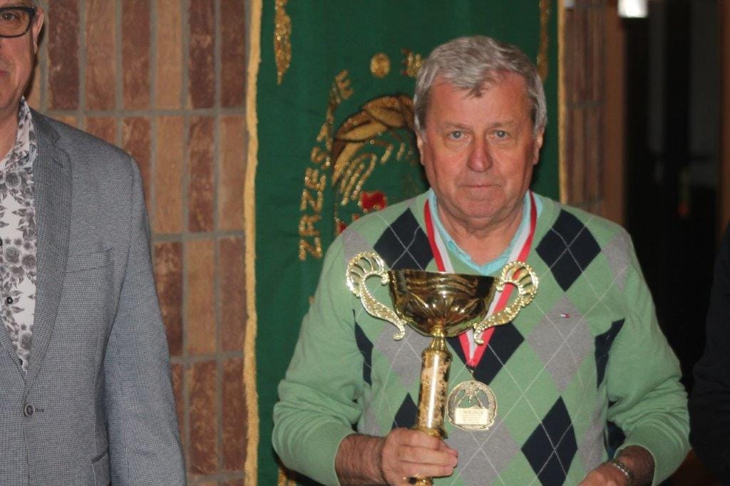 Mężczyzna trzyma puchar i medal