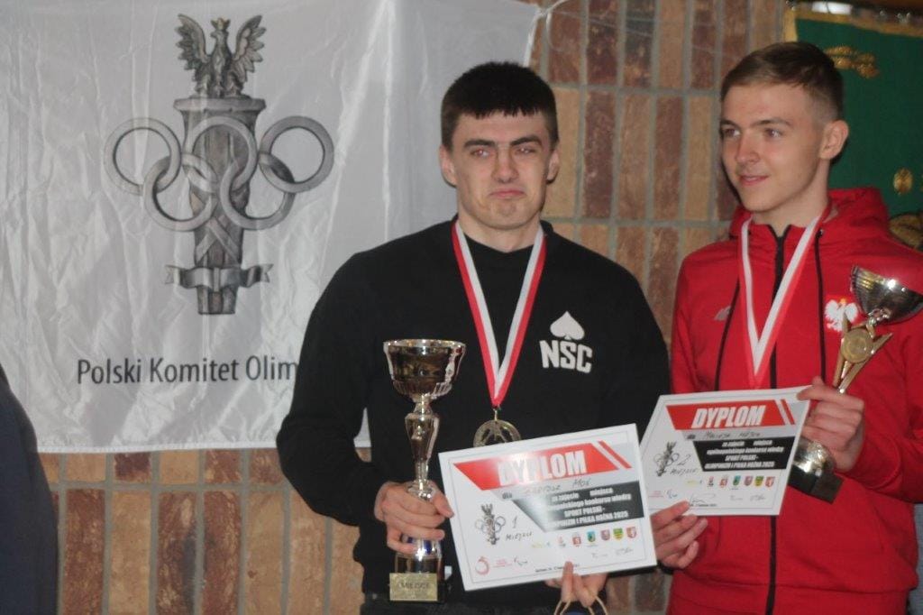 Młodzi sportowcy z medalami przed flagą olimpijską