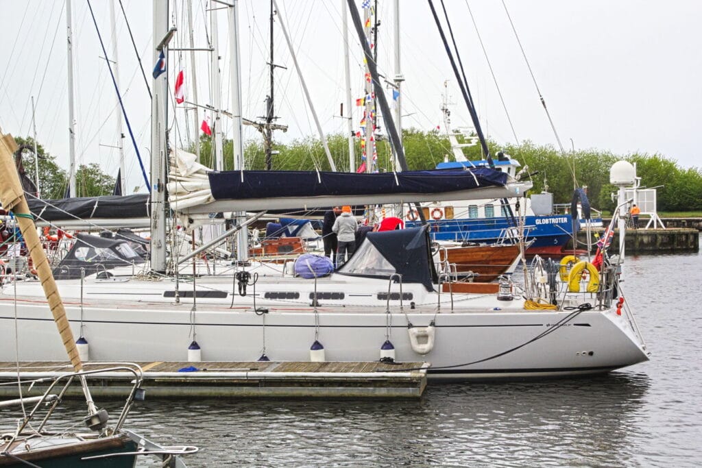 Jachty i łodzie w przystani na spokojnej wodzie