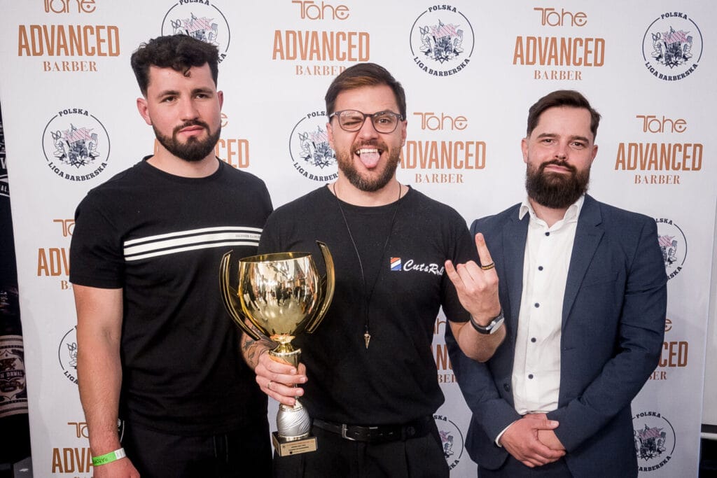 Trzej mężczyźni z trofeum na wydarzeniu fryzjerskim