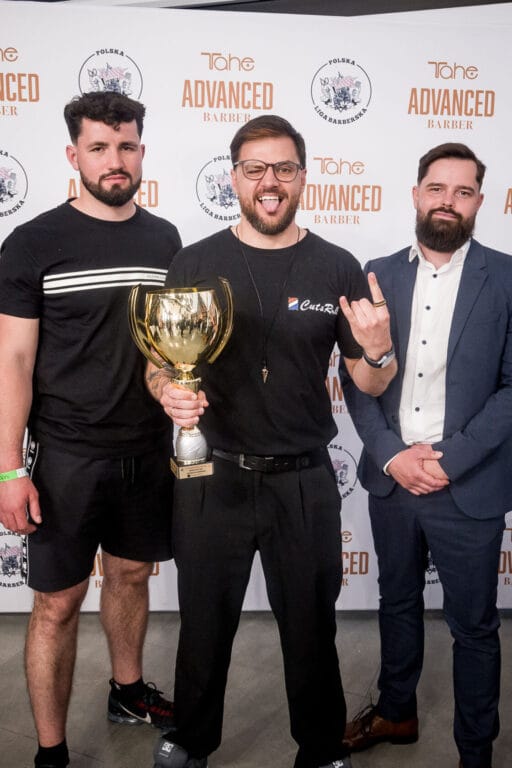 Trzej mężczyźni z trofeum na wydarzeniu fryzjerskim