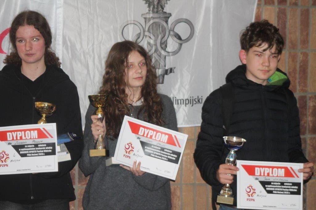 Trzej młodzi zwycięzcy z trofeami i dyplomami
