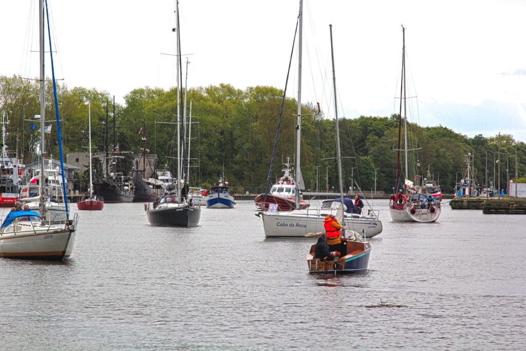 Zajęty przystań z żaglówkami i rowerem wodnym