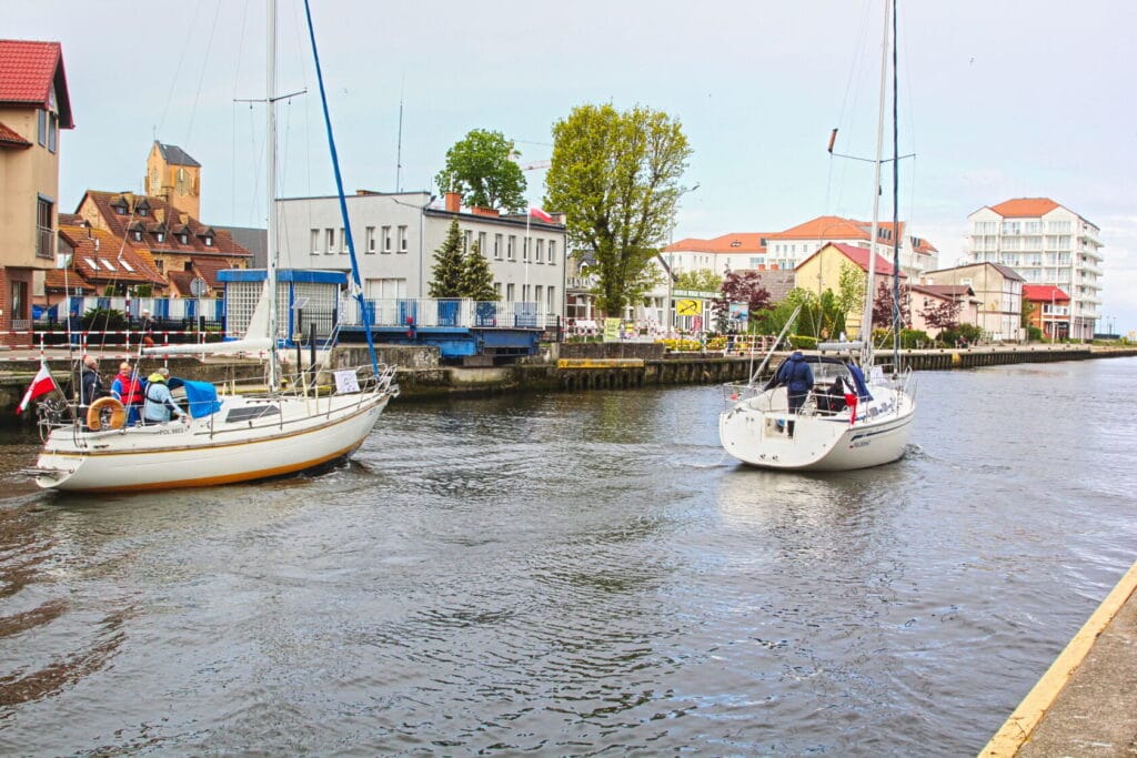 Jachty żeglujące wzdłuż kanału w mieście