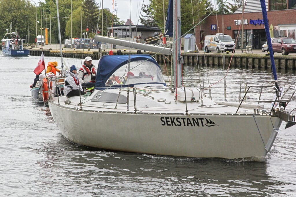 Załoga na jachcie żaglowym w marinie
