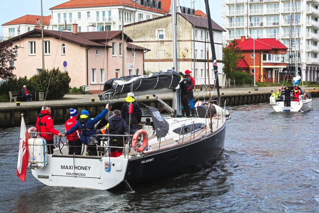 Żeglarze na jachcie 'Maxi Honey' w porcie