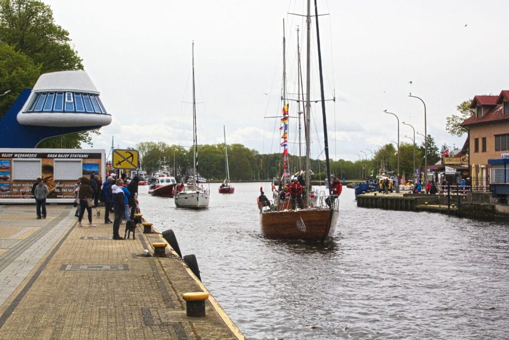 Ludzie i żaglówki na nadbrzeżu w chłodny dzień
