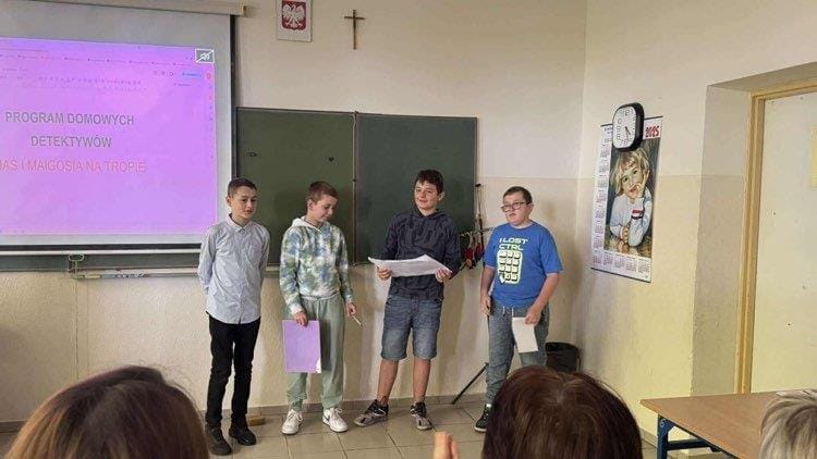 Uczniowie prezentują projekt na lekcji w klasie