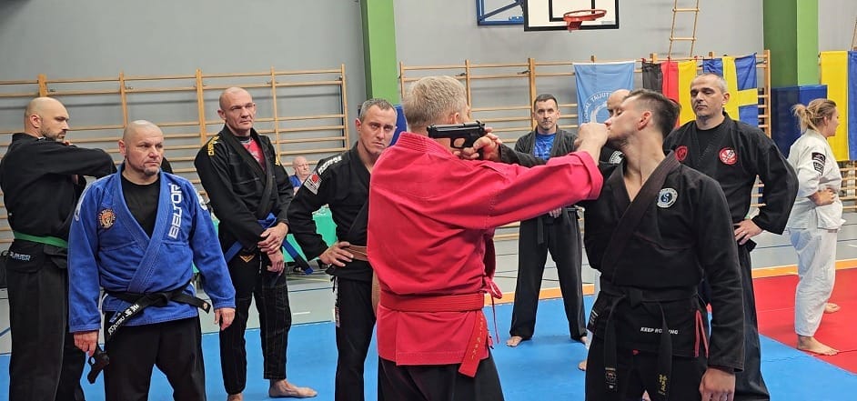 2. jpg obrona przed pistoletem