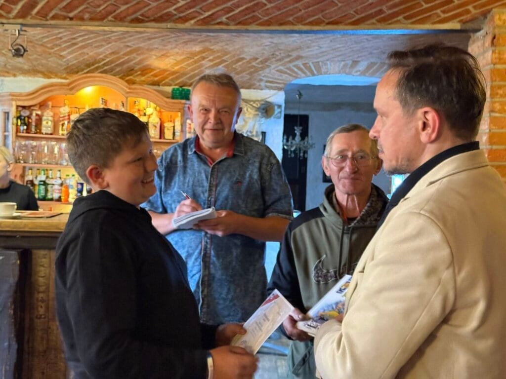 Dyskusja grupy mężczyzn w rustykalnym barze