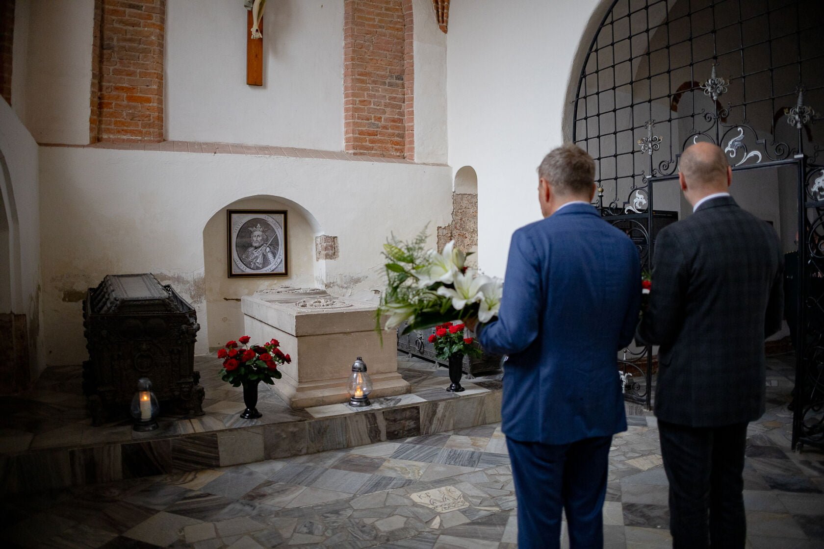 Ambasador Danii i Burmistrz Darłowa z wizytą w krypcie Eryka I