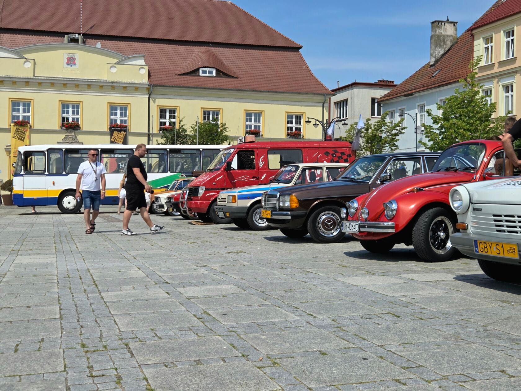 Motoryzacyjny powrót do czasów PRL. Na Rynku Miejskim zaprezentowano kultowe samochody