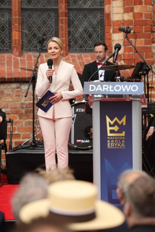 Kobieta przemawiająca na ceremonii z mikrofonem