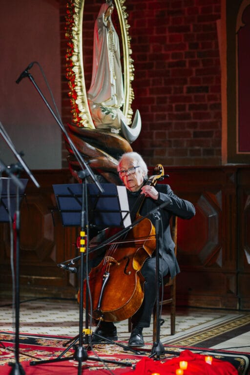 Starszy mężczyzna grający na wiolonczeli w kościele