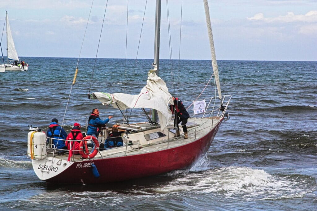 Żeglarze na jachcie Darłowo na wzburzonym morzu