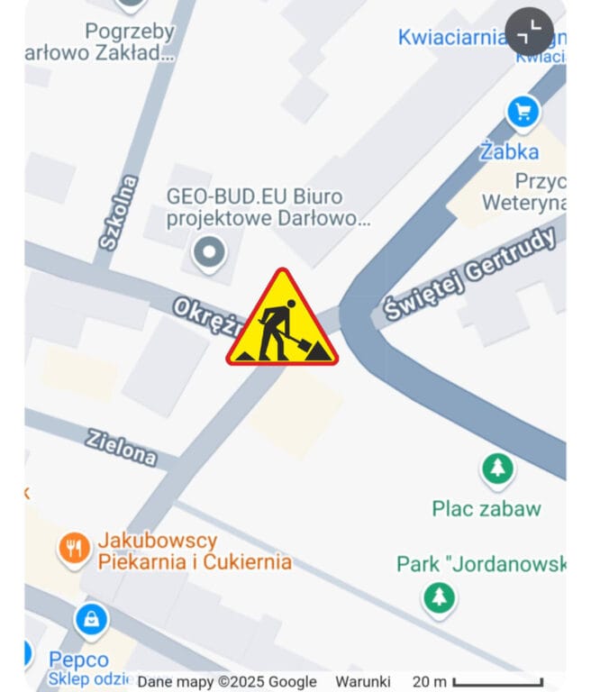 Mapa Google z ikoną prac drogowych w Darłowie.