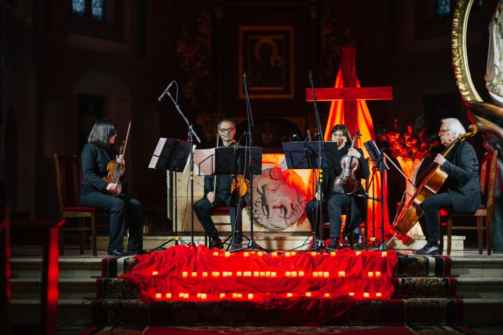 Kwartet smyczkowy gra koncert w kościele