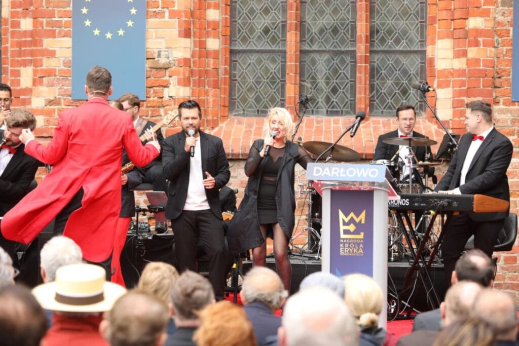 Koncert na żywo z zespołem i publicznością w Darłowie