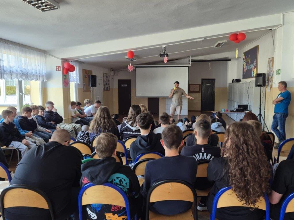 Szkolne spotkanie z prezentacją na scenie