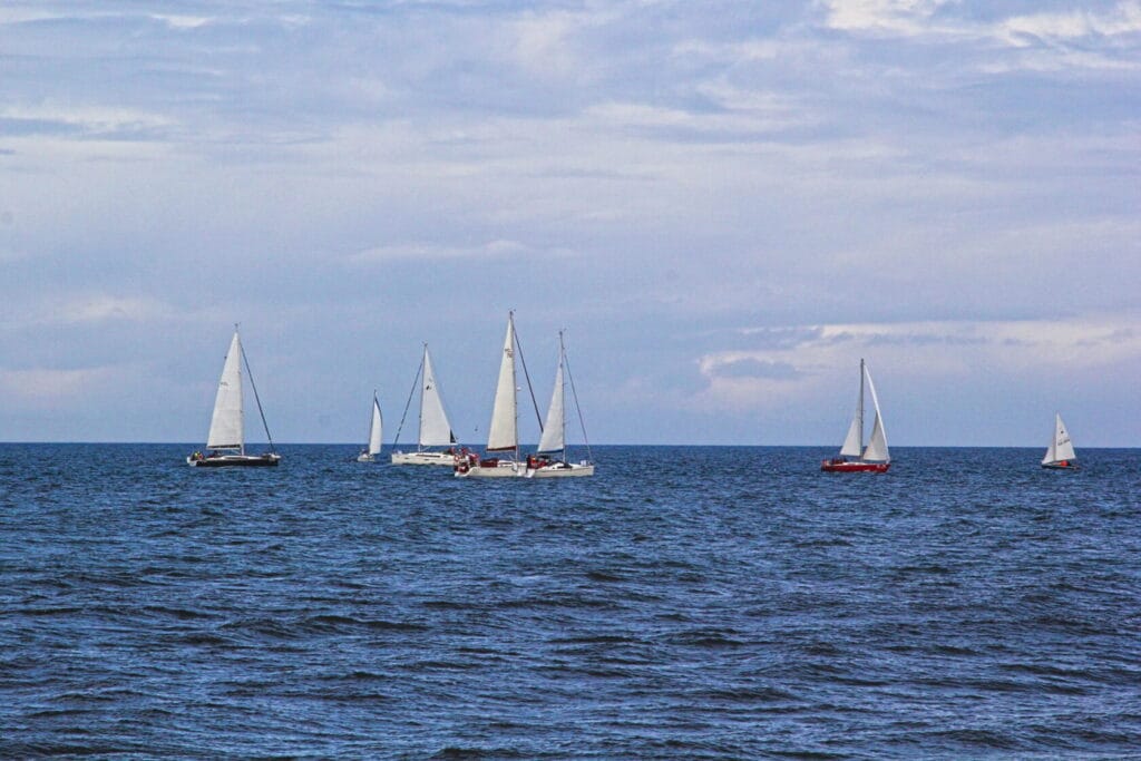 Żaglówki przemierzające spokojne wody morskie