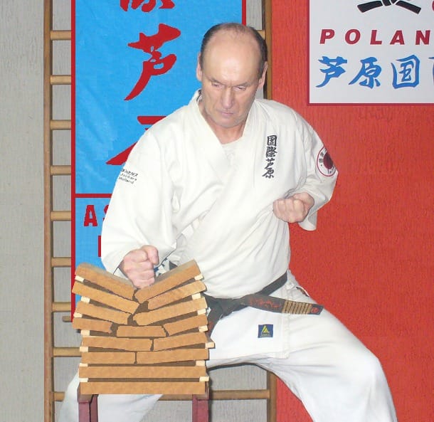 Karateka łamie cegły podczas pokazu