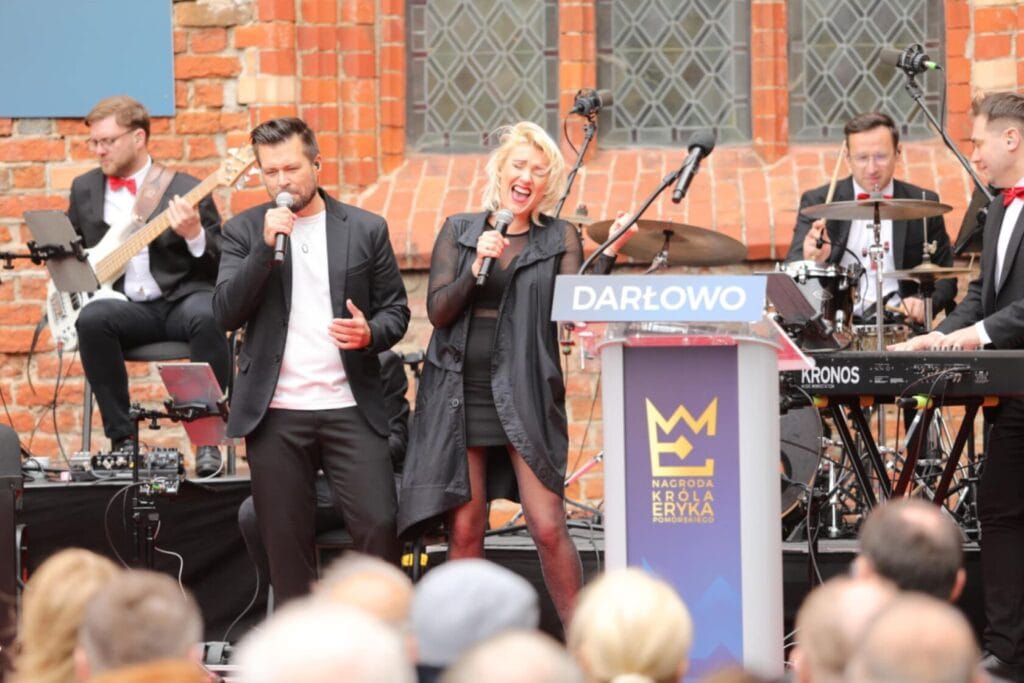 Zespół muzyczny występuje na scenie na festiwalu w Darłowie