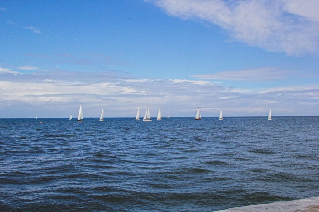 Żagle na morzu pod niebieskim niebem