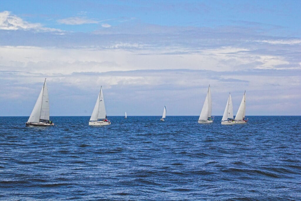 Jachty żeglujące na otwartym morzu pod chmurami