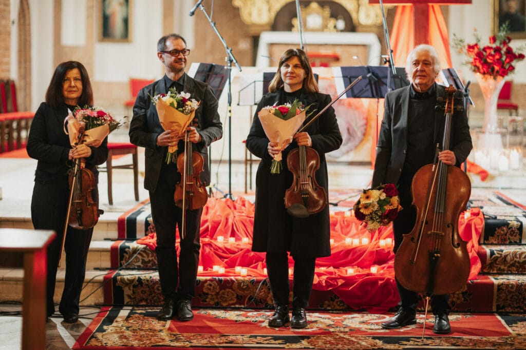 Kwintet smyczkowy z kwiatami po koncercie w kościele