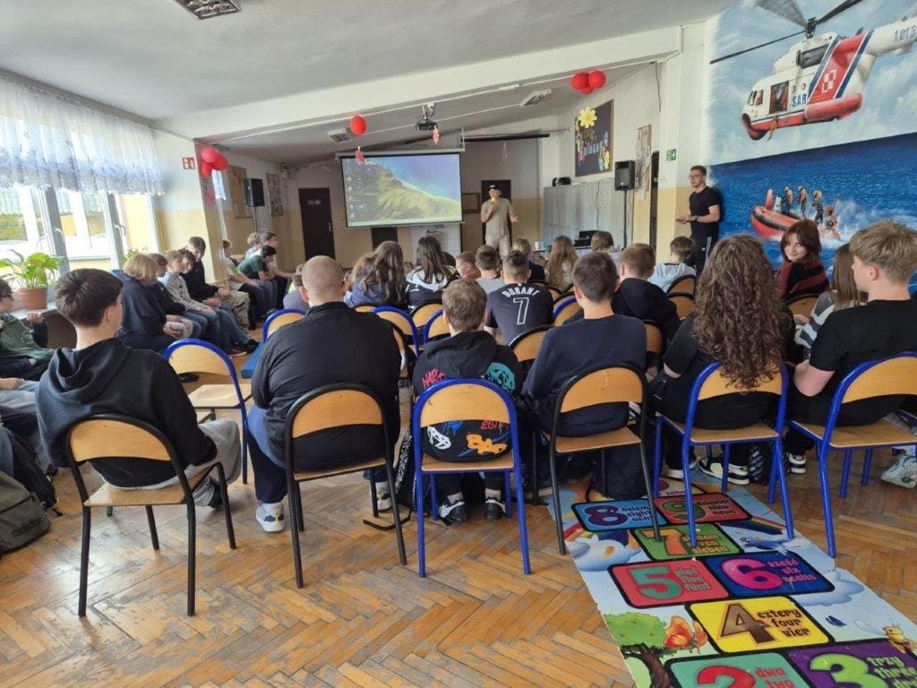 Uczniowie słuchają prezentacji w klasie szkolnej