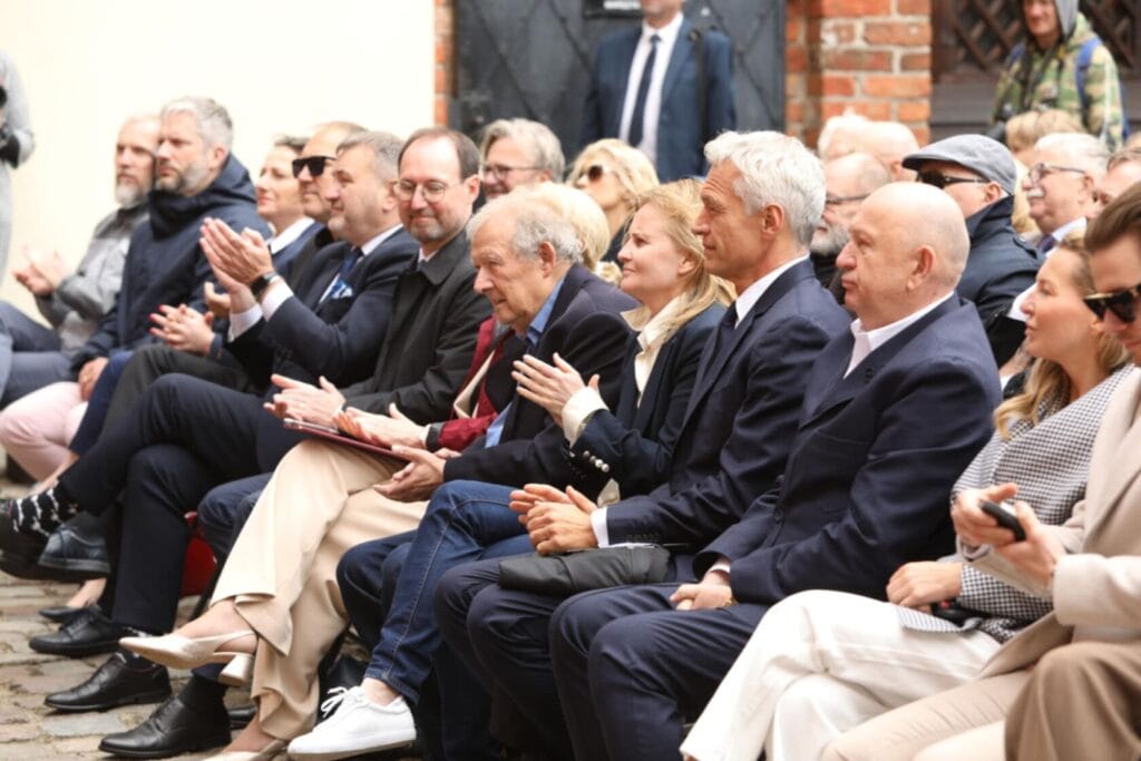 Grupa ludzi biorąca udział w wydarzeniu na zewnątrz