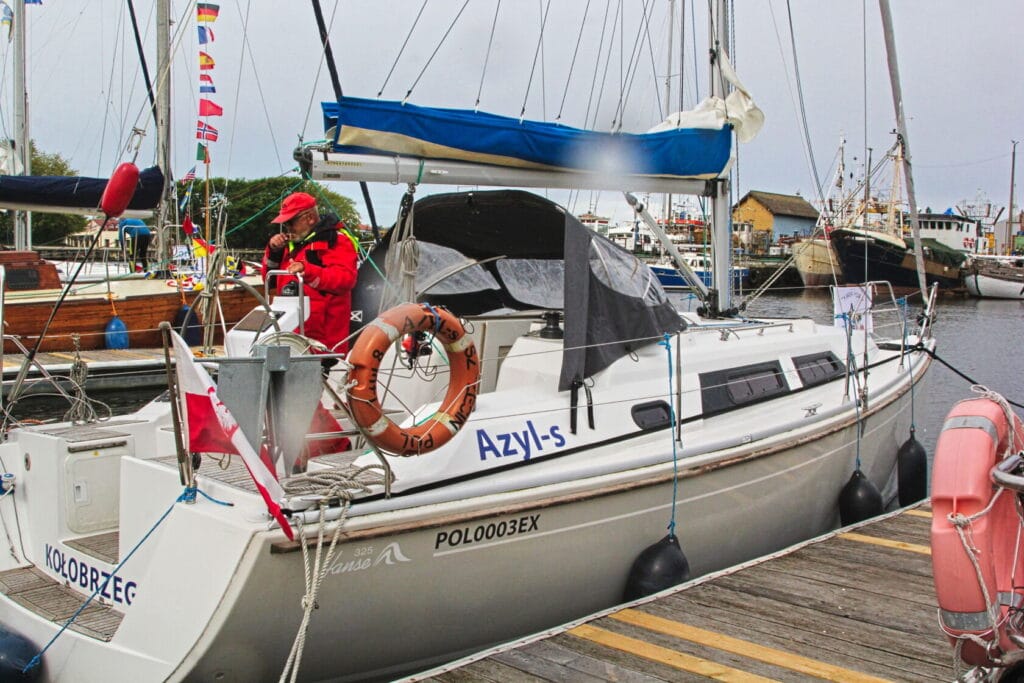 Jacht Azyl-S zacumowany w porcie Kołobrzeg.