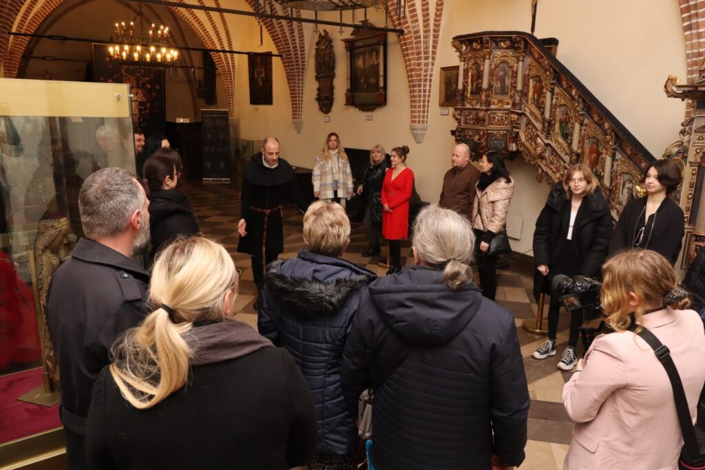 434073340 912669630869375 4578571495298167329 n