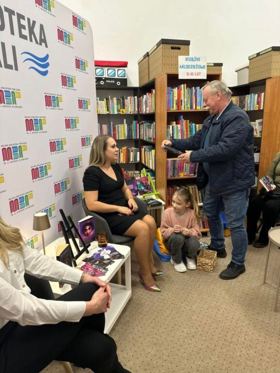 Spotkanie autorskie w bibliotece, dyskusja z czytelnikami