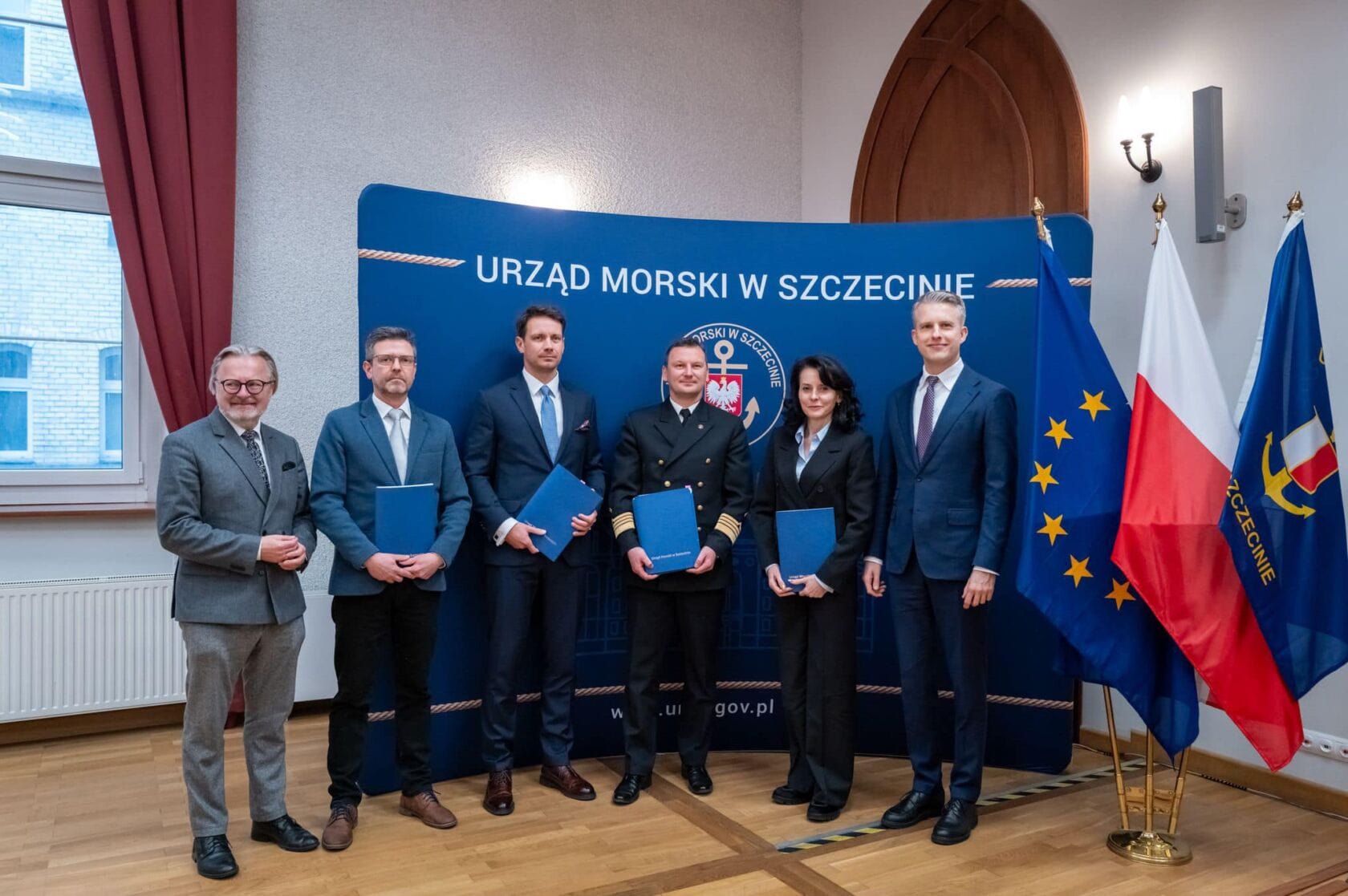 Grupa osób z dyplomami w Urzędzie Morskim w Szczecinie