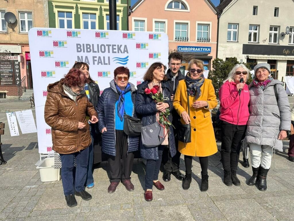 Grupa kobiet podczas wydarzenia z mikrofonem na zewnątrz