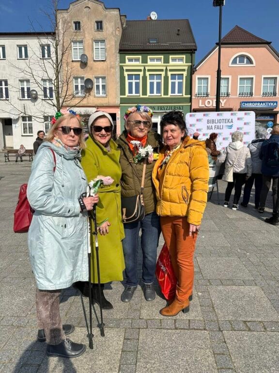 Cztery osoby w wiankach na miejskim wydarzeniu