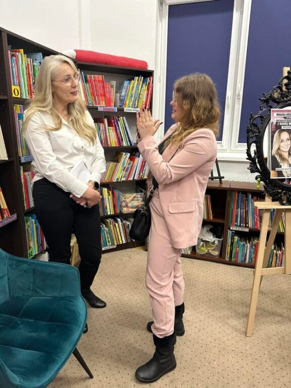 Dwie kobiety rozmawiają w bibliotece