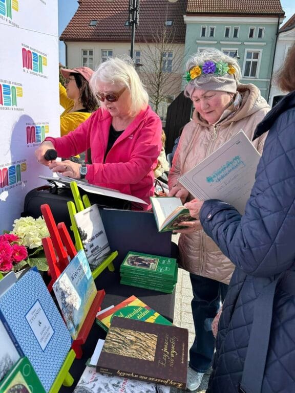 Kobiety oglądają książki na stoisku zewnętrznym