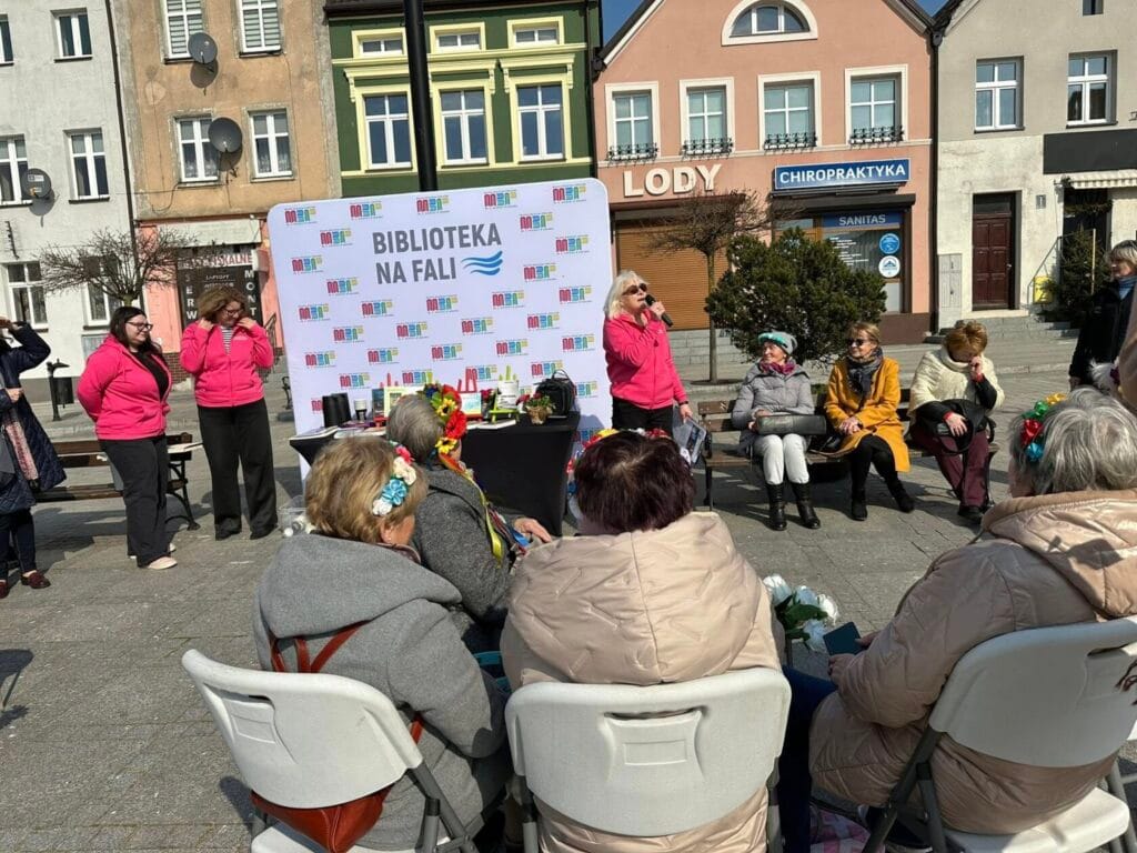 Wydarzenie Biblioteka na Fali z publicznością, mówczynie na scenie