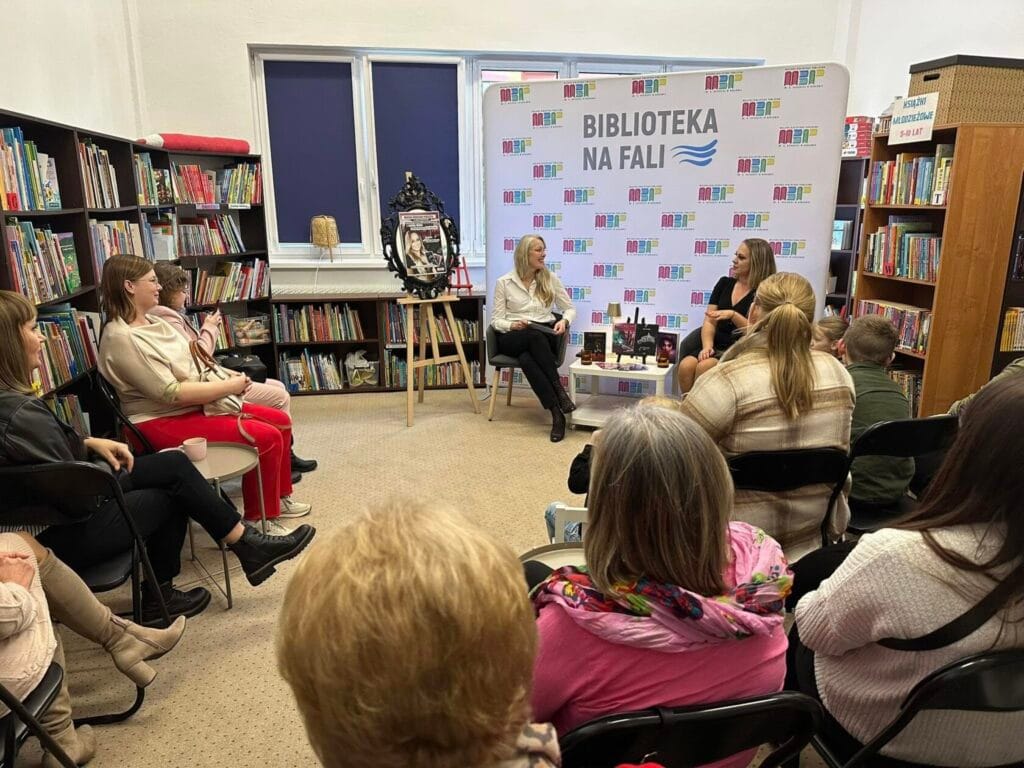 Spotkanie autorskie w bibliotece, dyskusja z publicznością