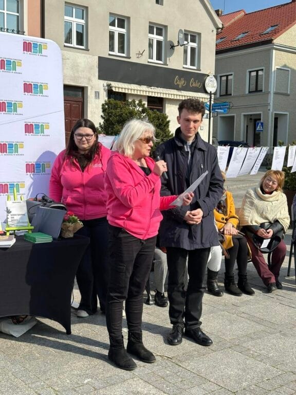 Osoby uczestniczące w wydarzeniu publicznym na zewnątrz