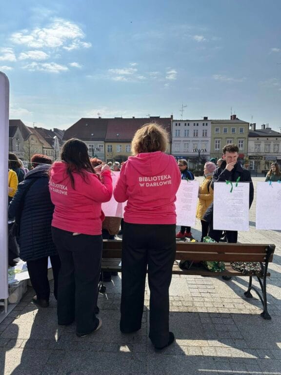 Ludzie w różowych koszulkach na wydarzeniu w mieście