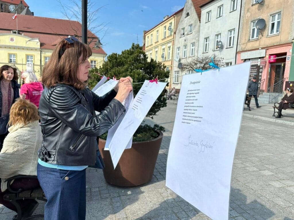 Kobieta czyta plakaty na publicznym wydarzeniu