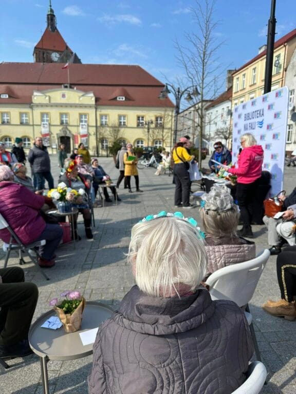 Ludzie na wydarzeniu kulturalnym przed ratuszem