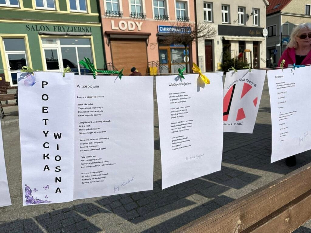 Wiersze zawieszone na sznurku przed sklepem w mieście