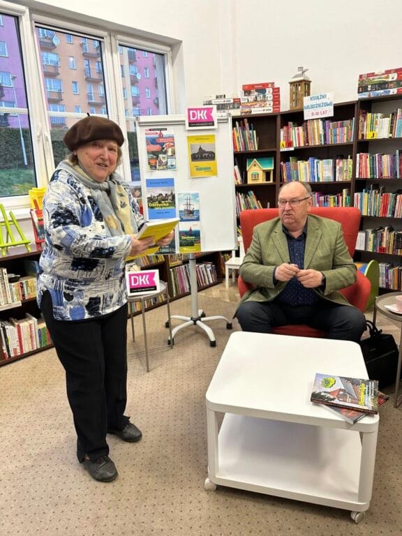 Starsza kobieta i mężczyzna w bibliotece przy stoliku