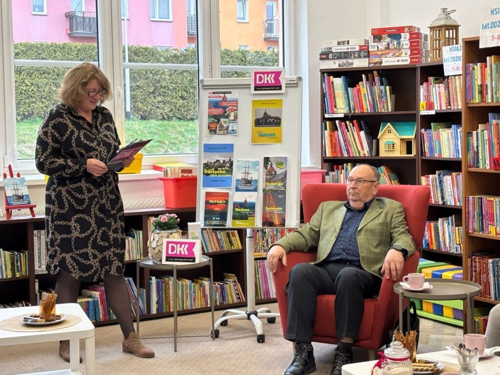 Kobieta czyta książkę mężczyźnie w bibliotece