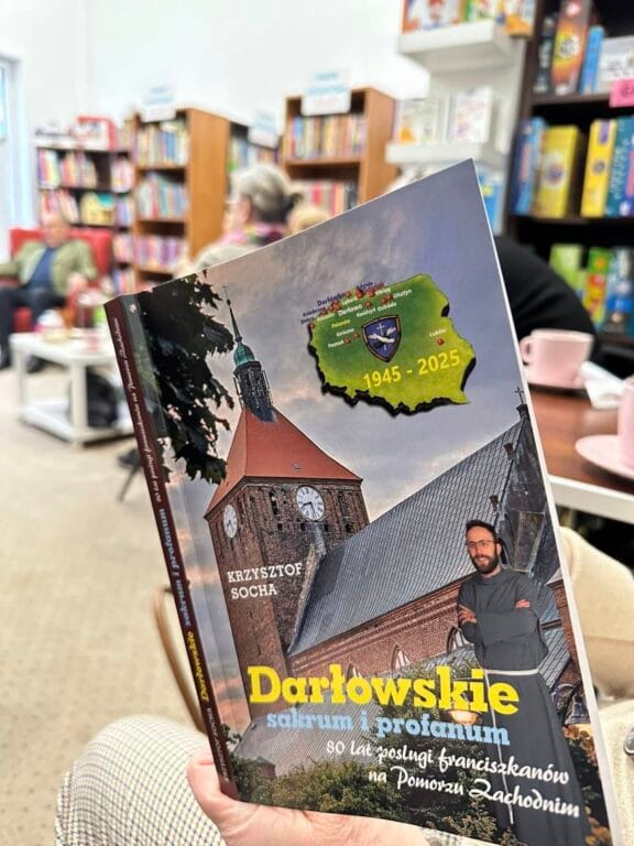 Książka 'Darłowskie sacrum i profanum' trzymana w bibliotece